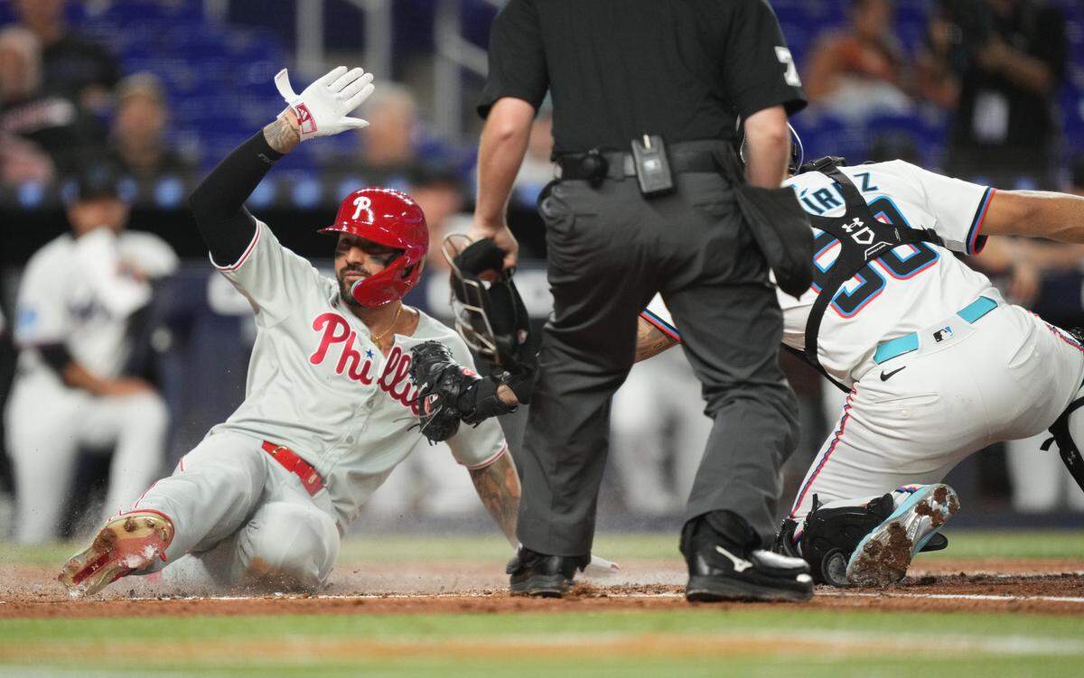 El receptor de los Filis de Filadelfia Nick Castellanos llega quieto al plato en una jugada con Agustín Ramírez, de los Marlins, en el cuarto inning del partido celebrado el 18 de junio de 2025 en el loanDepot Park en Miami.