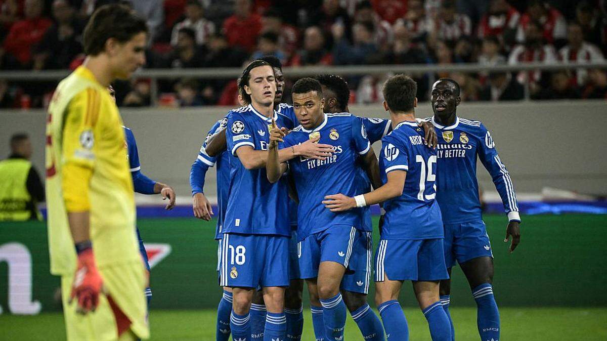 Los jugadores del Real Madrid celebran con Kylian Mbappé (centro) luego de que el delantero francés anotara un gol ante Olympiacos, en el partido de la Liga de Campeones efectuado el 26 de junio de 2025 en Piraeus, Grecia. 