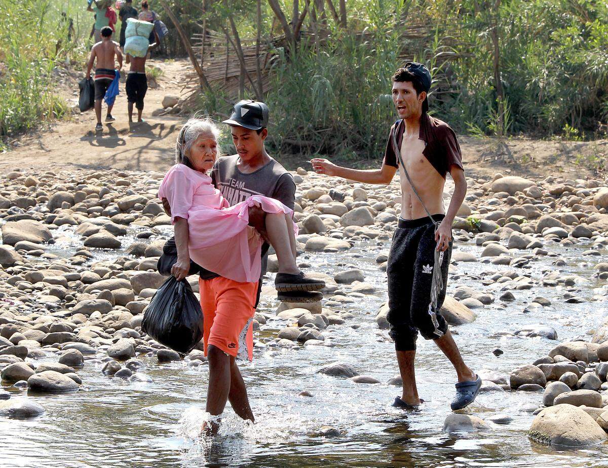 Aunque la frontera entre Colombia y Venezuela está cerrada desde hace dos días, un flujo constante de personas se mueve en ambas direcciones, como este a lo largo de una trocha junto al Puente Internacional Simón Bolívar, en Cúcuta, Colombia, en una imagen del unes 25 de febrero del 2019