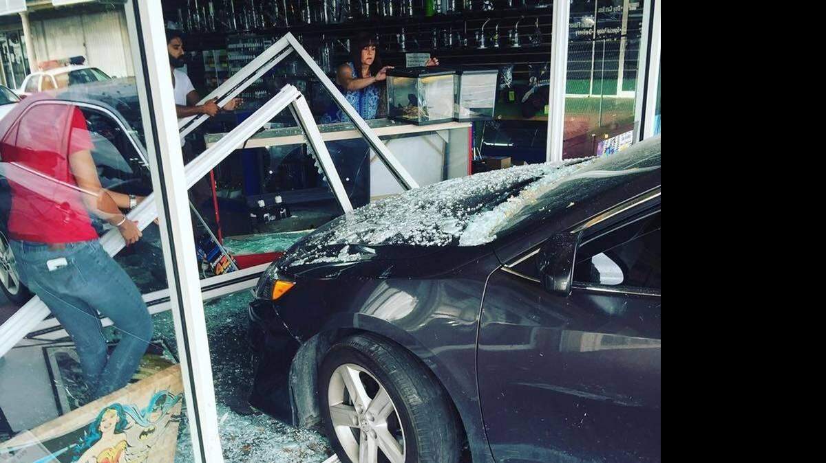 Un automóvil se estrelló contra una tienda de mascotas . Facebook