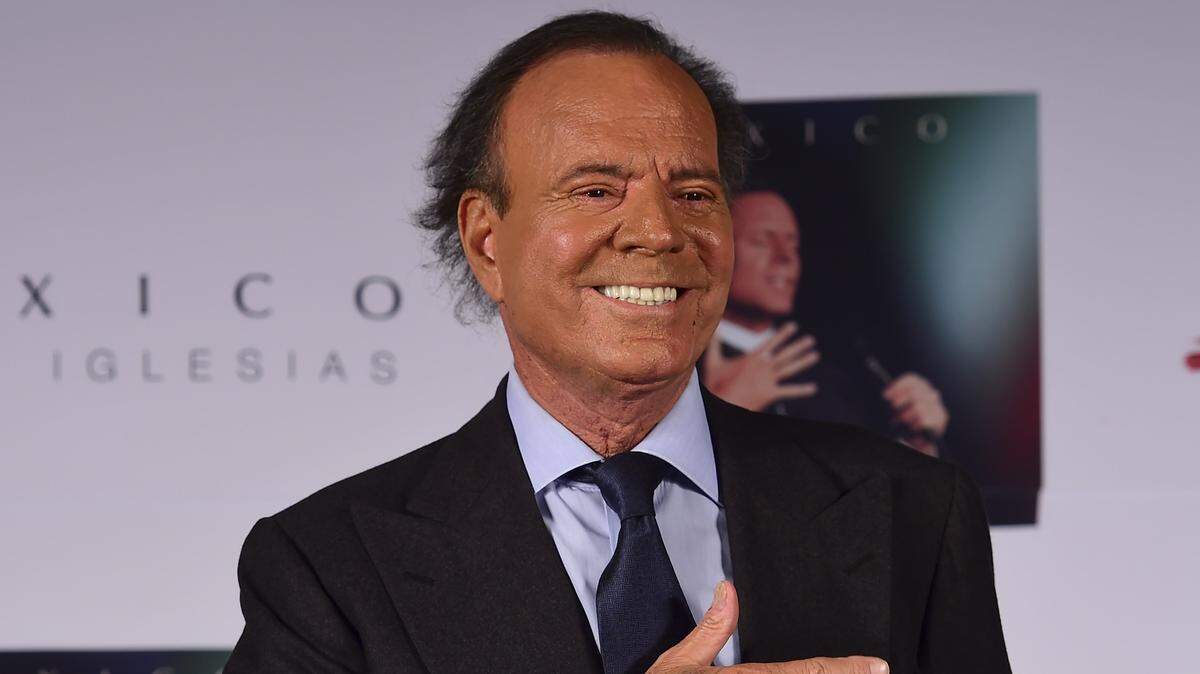 El cantante español Julio Iglesias gesticula antes de una conferencia de prensa en Ciudad de México, el 23 de septiembre de 2015.