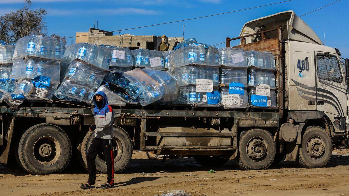 Un camión con ayuda humanitaria de la agencia de la ONU para los refugiados palestinos, UNRWA, llega a Rafah, Franja de Gaza, el sábado 25 de enero de 2025.