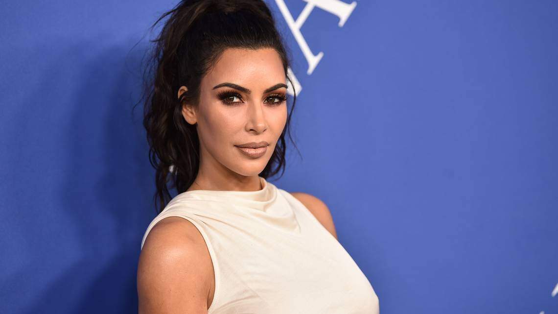 Kim Kardashian viajó brevemente a la Florida. Al otro día tuvo que defender su ombligo