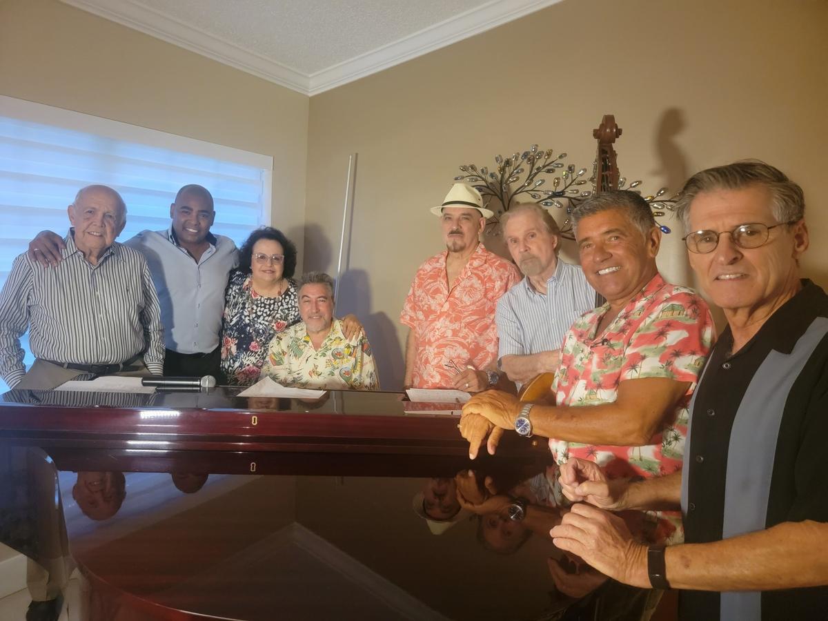 Parte del elenco de ‘The Latin Crooners’ (desde la izq): Alberto Valdés Samuel Calzado, Tania Martí (productora) Gary Lawrence (pianista) Luis Serrano, Don Coffman (bajista), Gaby Gabriel y Ramón Casales (percusión).