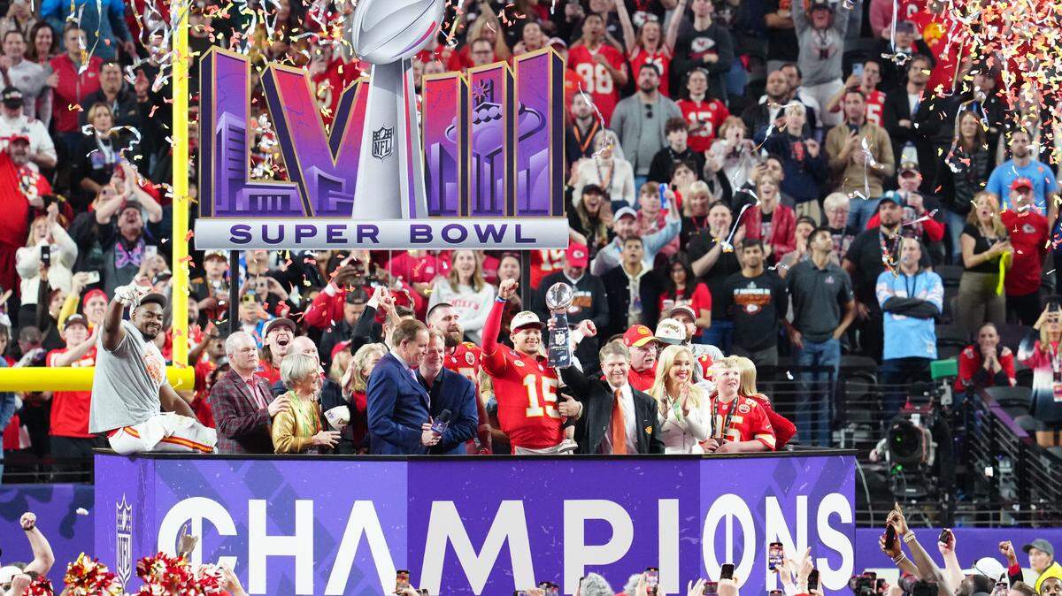 El quarterback de los Kansas City Chiefs, Patrick Mahomes (15), y el director ejecutivo, Clark Hunt, levantan el Trofeo Vince Lombardi después de derrotar a los 49ers de San Francisco en el Super Bowl LVIII en el Allegiant Stadium este 11 de febrero de 2024; Paraíso, Nevada, EE.UU.;