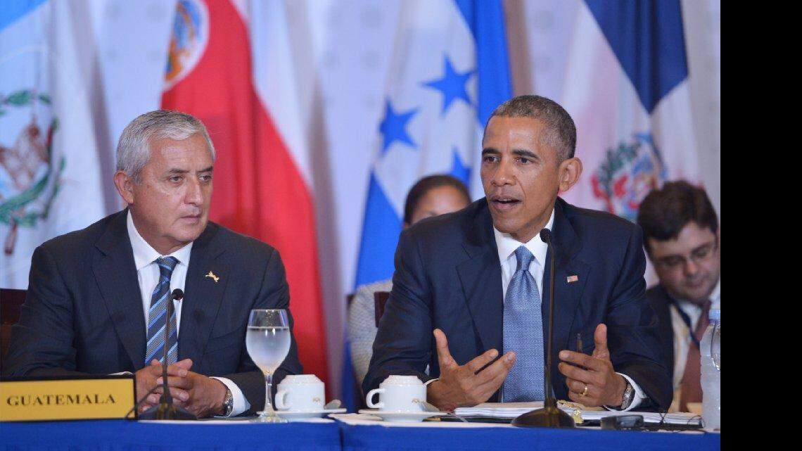El presidente de Estados Unidos, Barack Obama, junto al presidente de Guatemala, Otto Pérez Molina, durante una reunión con miembros del Sistema de la Integración Centroamericana, el viernes en Ciudad de Panamá.