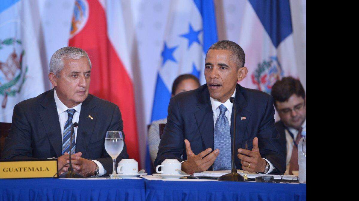 El presidente de Estados Unidos, Barack Obama, junto al presidente de Guatemala, Otto Pérez Molina, durante una reunión con miembros del Sistema de la Integración Centroamericana, el viernes en Ciudad de Panamá.
