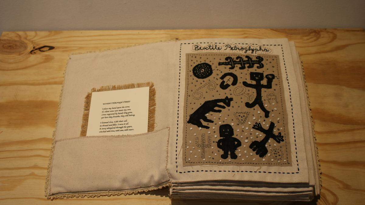 'Whispers of the Ancients', 2025, de Lina Linkimer. Hecho a mano con tela de algodón, arpillera, hilos, bordados, appliqué y crochet,  13 x 19 x 2.5 pulgadas. 