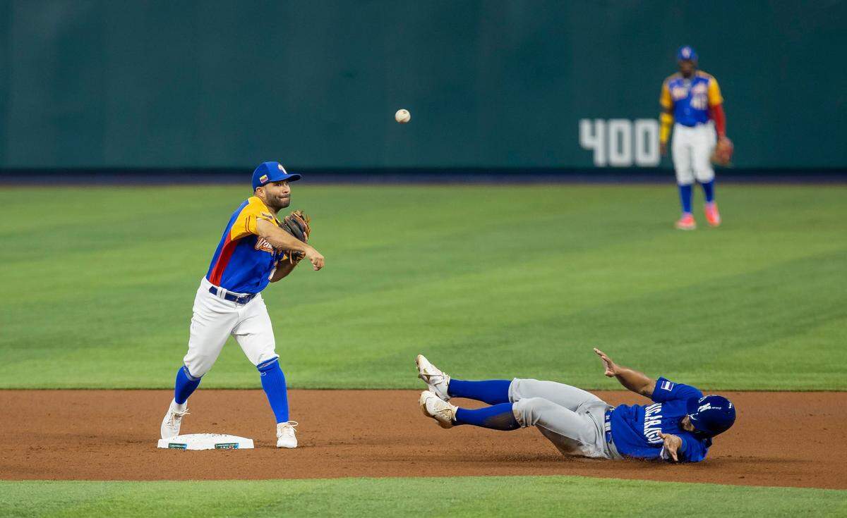 El segunda base de Venezuela José Altuve tira a primera base en una jugada de doble matanza ante el equipo de Nicaragua, en el partido del Grupo D del Clásico Mundial de Béisbol, celebrado el 14 de marzo de 2023 en Miami.
