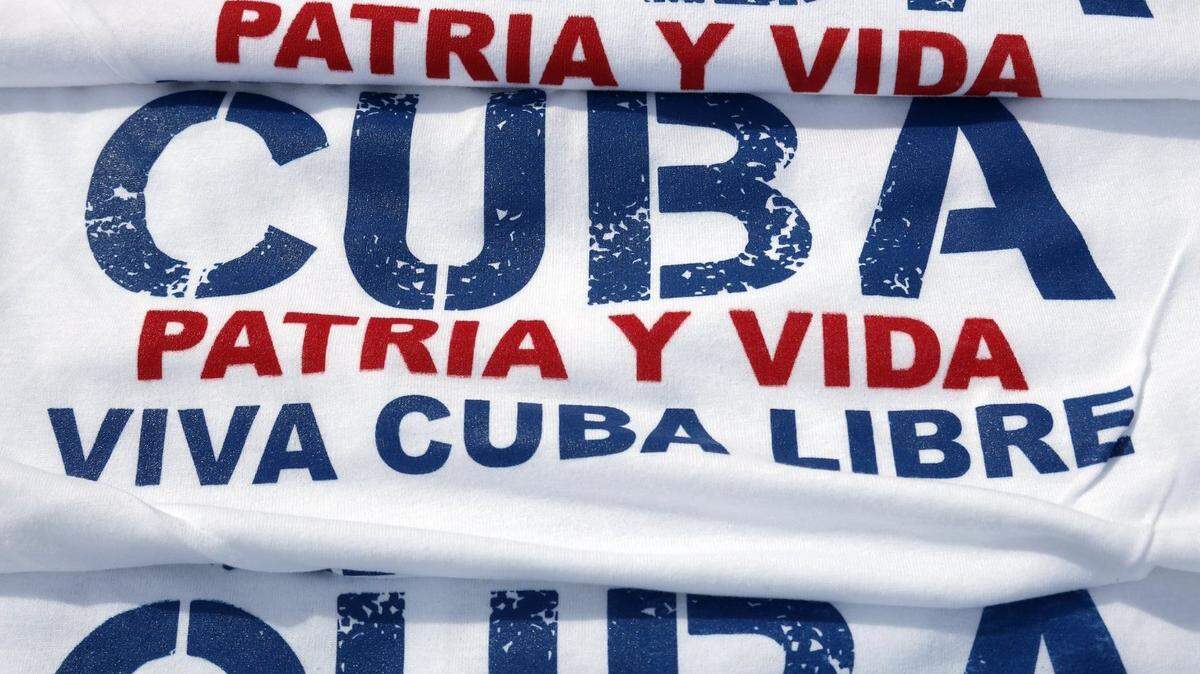 Las camisetas con el lema Patria y Vida estaban a la venta en el mitin de la Resistencia Cubana el domingo 14 de noviembre frente a Freedom Tower en Miami. El evento estaba en preparación para desmontajes previstos en Cuba al día siguiente que no materializaron.