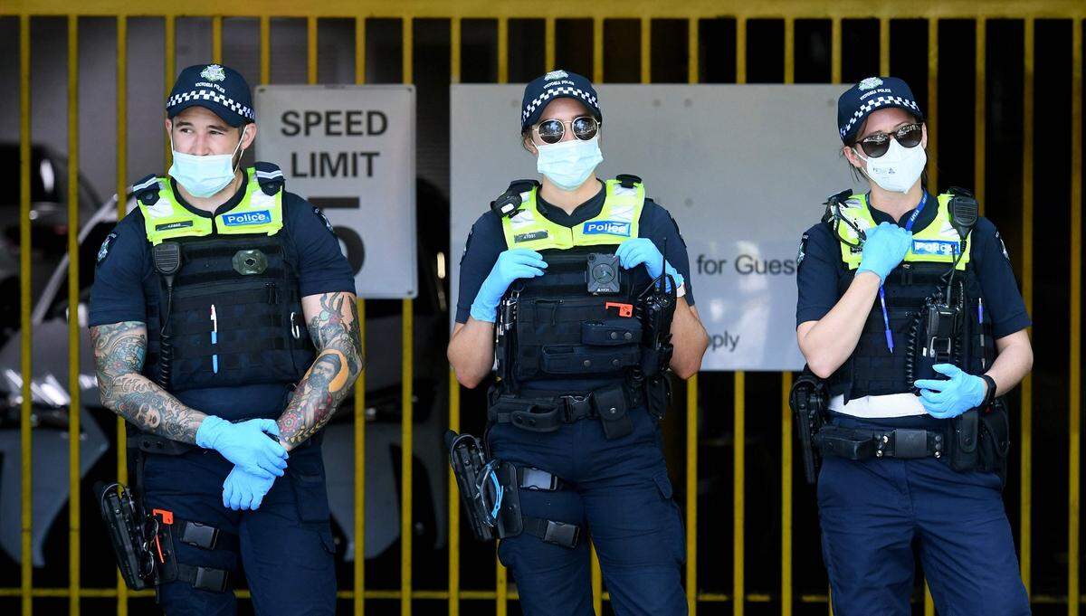 Policías custodian frente a un centro de detención del gobierno donde se hospeda Novak Djokovic, el 10 de enero de 2022 en Melbourne, Australia.