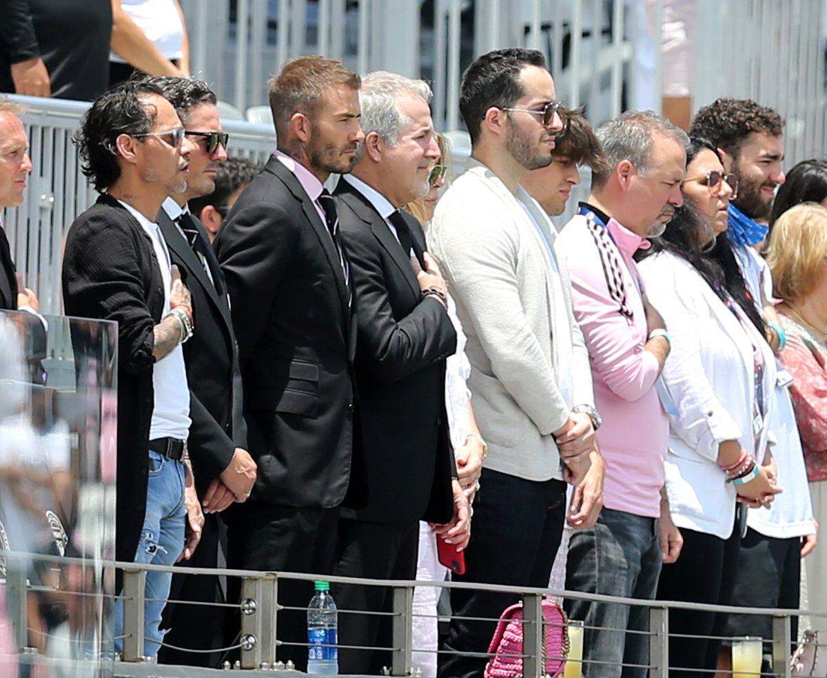 El cantante Marc Anthony (izq.) y los copropietarios del Inter Miami David Beckman y Jorge Mas antes del partido ante el Atlanta United celebrado el 9 de mayo de 2021 en el DRV Pink Stadium en Fort Lauderdale, Florida.
