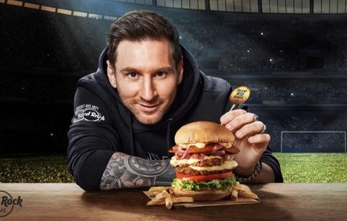 La cadena Hard Rock Cafe incluirá a partir del 1 de marzo en la carta de sus restaurantes repartidos por el mundo la hamburguesa “Messi”, que cuenta con 10 ingredientes y la “bendición” del futbolista argentino del Paris Saint-Germaine.