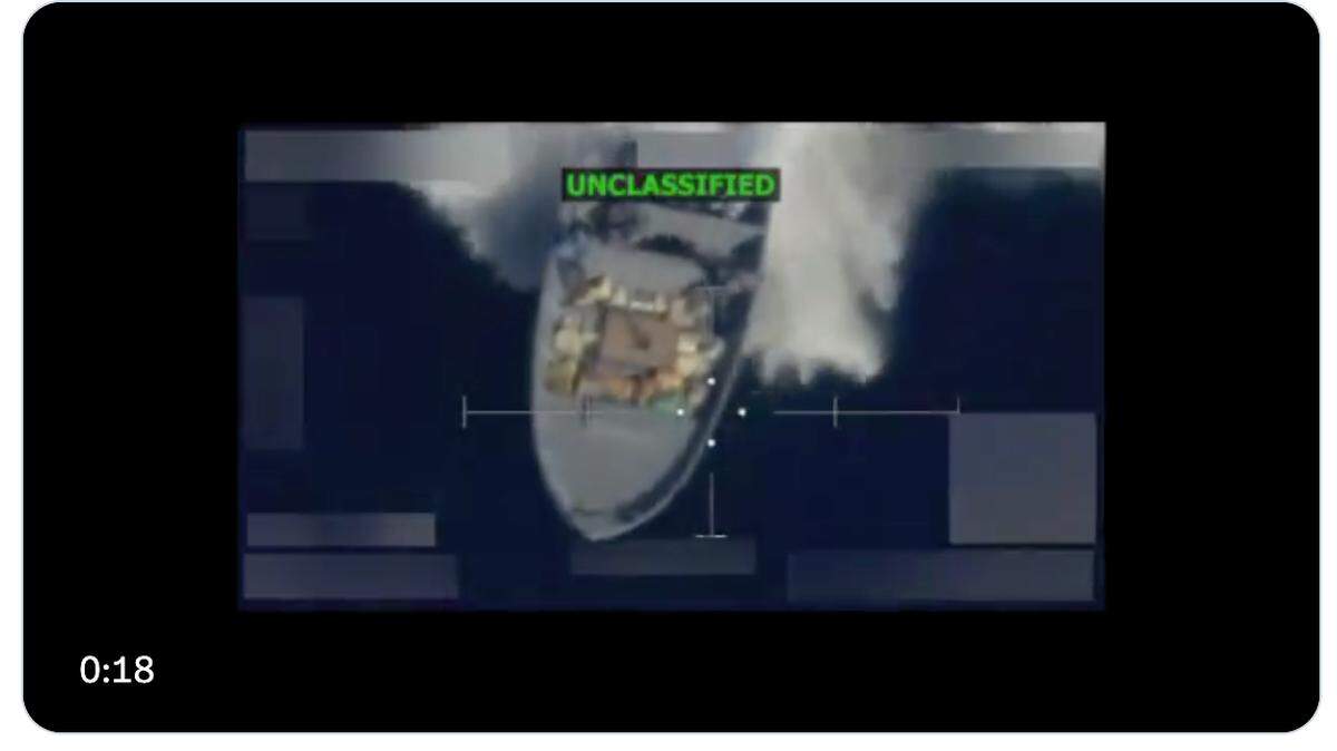 Imagen tomada de un video compartido por el Departamento de Defensa de Estados Unidos que muestra el ataque a una lancha que supuestamente cargaba drogas en el mar Caribe.