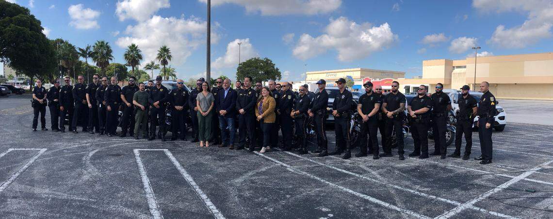 Oficiales de policía de Hialeah que reforzarán la seguridad de la ciudad durante la temporada de fiestas navideñas posan junto al alcalde Esteban Bovo, Jr. y las concejales Mónica Pérez y Jacqueline García-Roves.