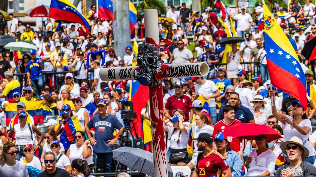 Una cruz fabricada con tubos de PVC con el lema “No Más Comunismo” es mostrada durante una protesta de los venezolanos en el centro de Miami el 3 de agosto de 2024.