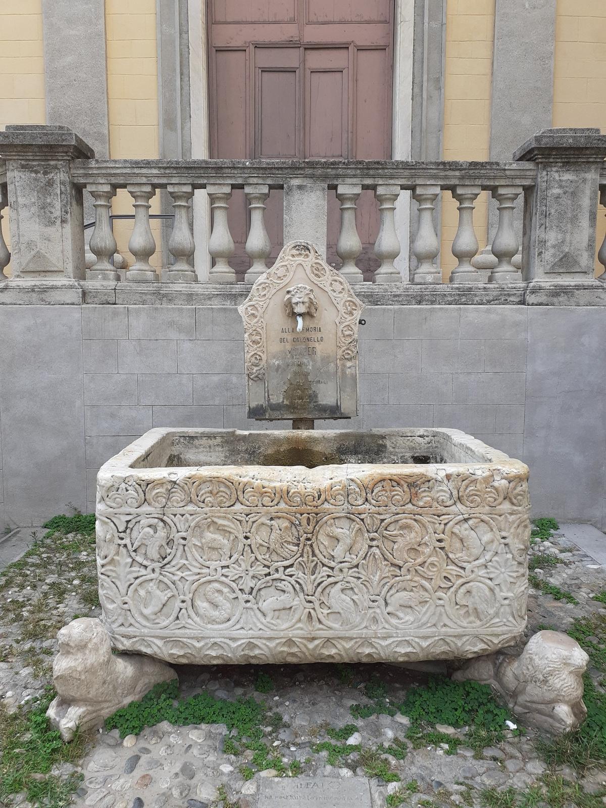 Una fuente medieval frente a la iglesia de San Siro.