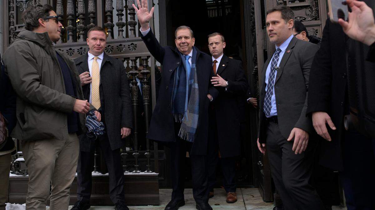 El líder opositor venezolano Edmundo González Urrutia (C) saluda a seguidores después de una reunión privada con el secretario de la OEA, Luis Almagro, en el edificio principal de la organización en Washington D.C., el 6 de enero de 2025.