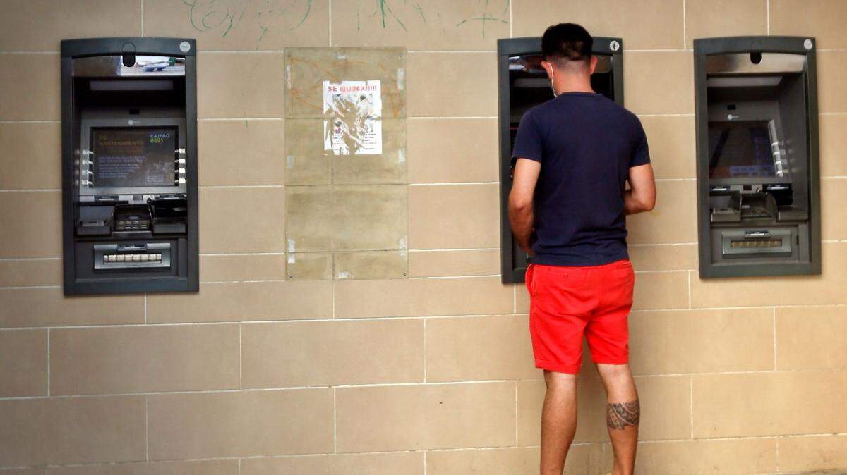 Distintos medios independientes en Cuba han reportado la falta de efectivo en los cajeros o la disponibilidad de billetes de baja denominación que hacen engorroso el pago a la hora de adquirir productos y artículos afectados por la elevada inflación imperante.