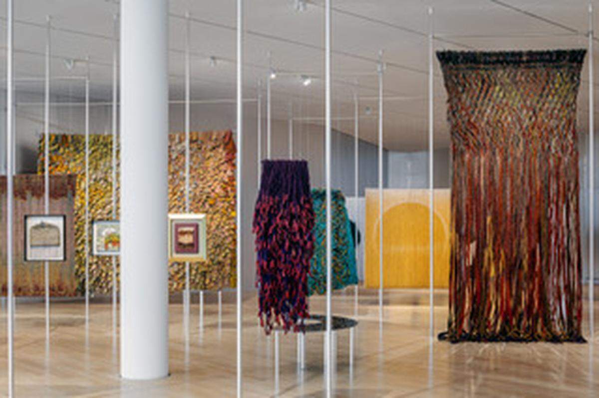 En ICA Miami, se presenta una impresionante retrospectiva de Olga de Amaral, artista colombiana legendaria.