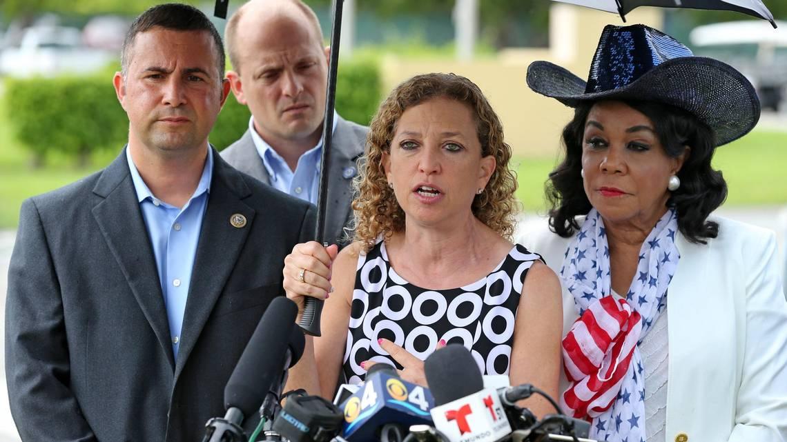 La congresista Debbie Wasserman Schultz habla a los medios de comunicación antes de entrar al refugio de menores inmigrantes en Homestead, Miami, este sábado 23 de junio del 2018.