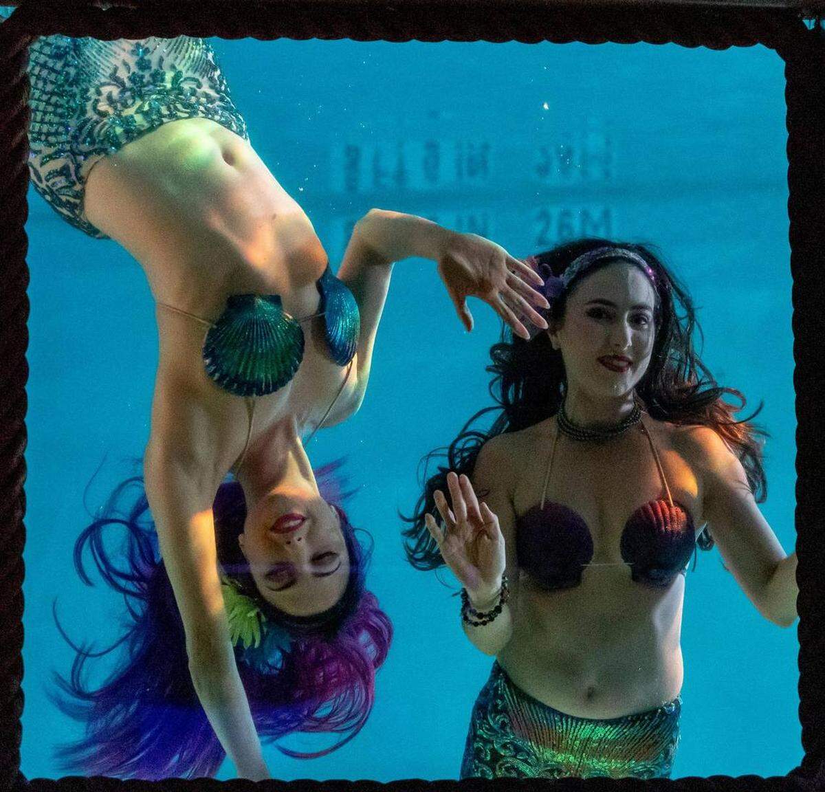 Dominique “Malie” King y Erin “Amasan” Conner ensayan en el Wreck Bar en el B Ocean Hotel, antiguo Yankee Clipper, en Fort Lauderdale.