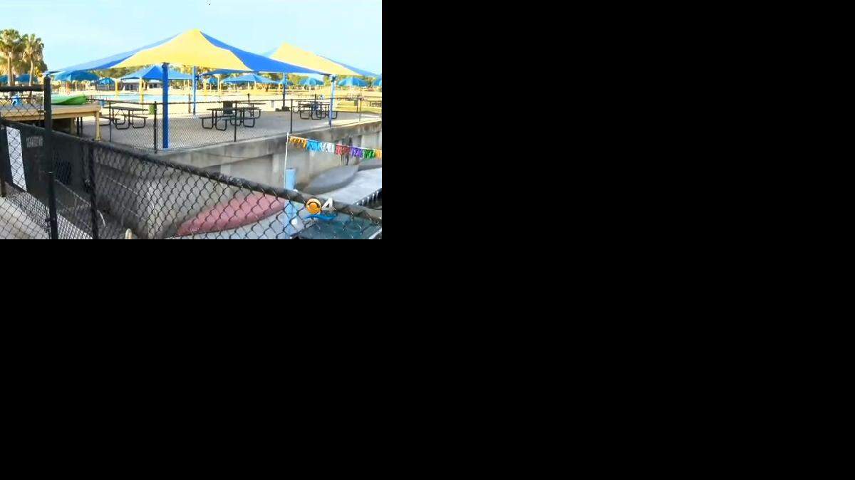 Numerosas familias aprovecharon el fin de semana de Pascua, con inusuales temperaturas altas en el sur de Florida, para disfrutar de un día de piscina.