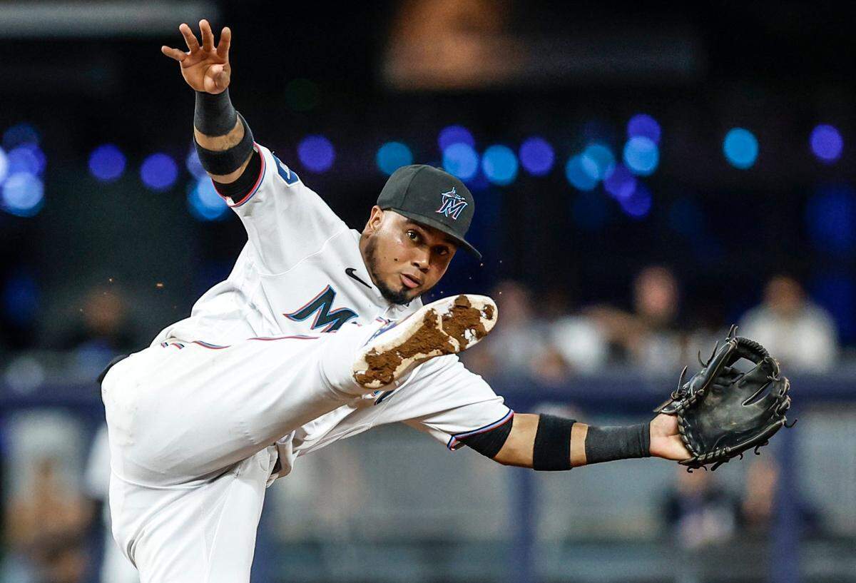 El segunda base de los Marlins Luis Arráez trata de mantener el balance en una jugada en el tercer inning del partido contra los Cardenales de San Luis, celebrado el 5 de julio de 2023 en Miami.