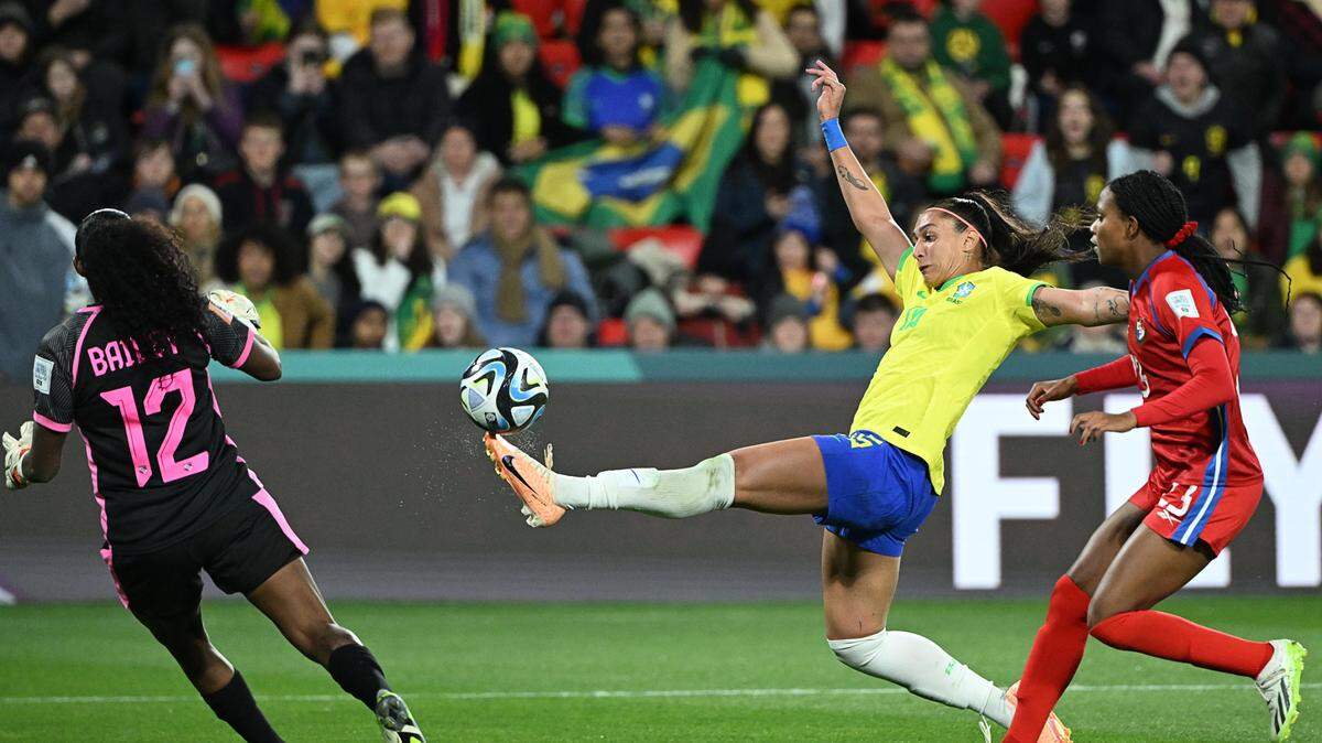  La magistral definición de Bia Zaneratto (centro) posiblemente acabe como el mejor gol de esta Copa Mundial femenina. Y por lo visto en la paliza 4-0 que le propinaron a Panamá el lunes, Brasil confirmó sus pretensiones de conquistar el título.