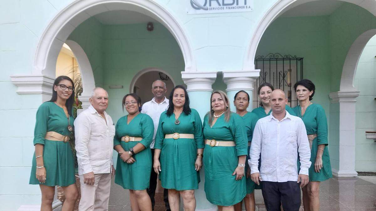 Con un collar de perlas, Diana Rosa Rodríguez Pérez, actual directora de Orbit SA, posa con el personal frente a la sede de la empresa en Miramar, La Habana. Anteriormente fue vicepresidenta de Cimex y vicepresidenta ejecutiva de GAESA.