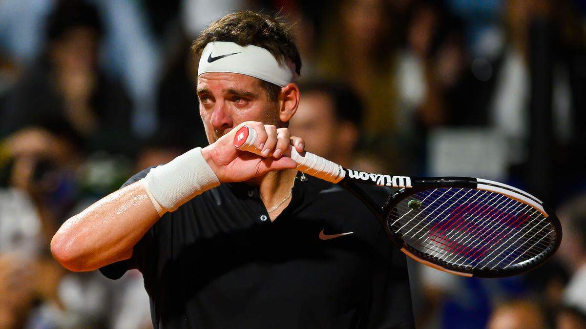 Foto de archivo. El argentino Juan Martín del Potro se despide del tenis jugando un partido en Buenos Aires contra el astro serbio Novak Djokovic.