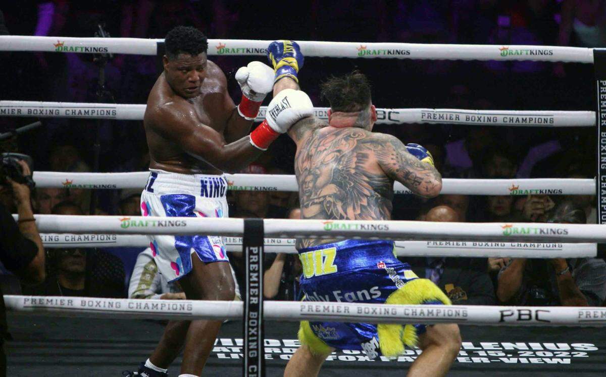 Andy Ruiz (der.) derrotó por decisión unánime a Luis Ortiz, el 4 de septiembre de 2022 en Los Angeles.