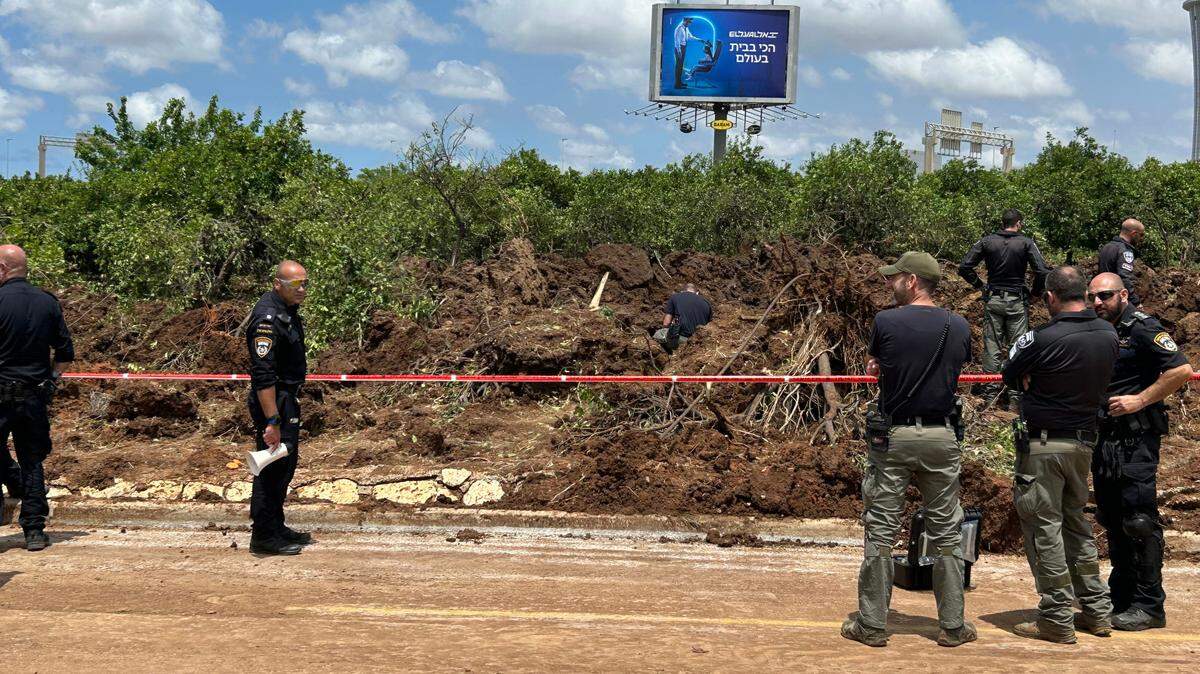 Agentes policiales rodean el área donde cayó un misil lanzado por rebeldes hutíes desde Yemen, cerca del Aeropuerto Ben Gurion de Tel Aviv, Israel, el domingo 4 de mayo de 2025.