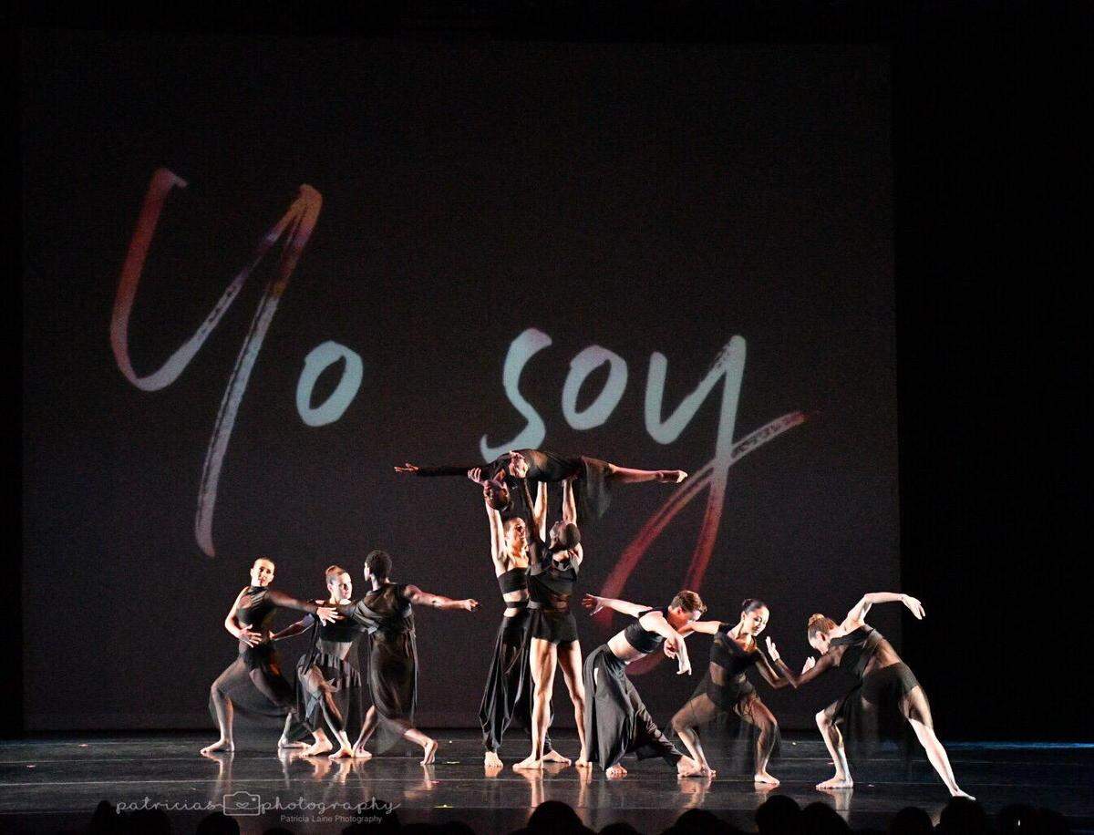 La danza y la política. “Bridges NOT Walls” (2017, coreografía de Hannah Baumgarten y Diego Salterini). Intérpretes: (de izquierda a derecha): Marina Grant, Amy Deer, Harold J. Berry, Luke Stockton, Benicka J. Grant, Jose Brooks, Andrew McShea, Allyn Ginns Ayers y Jenny Hegarty.