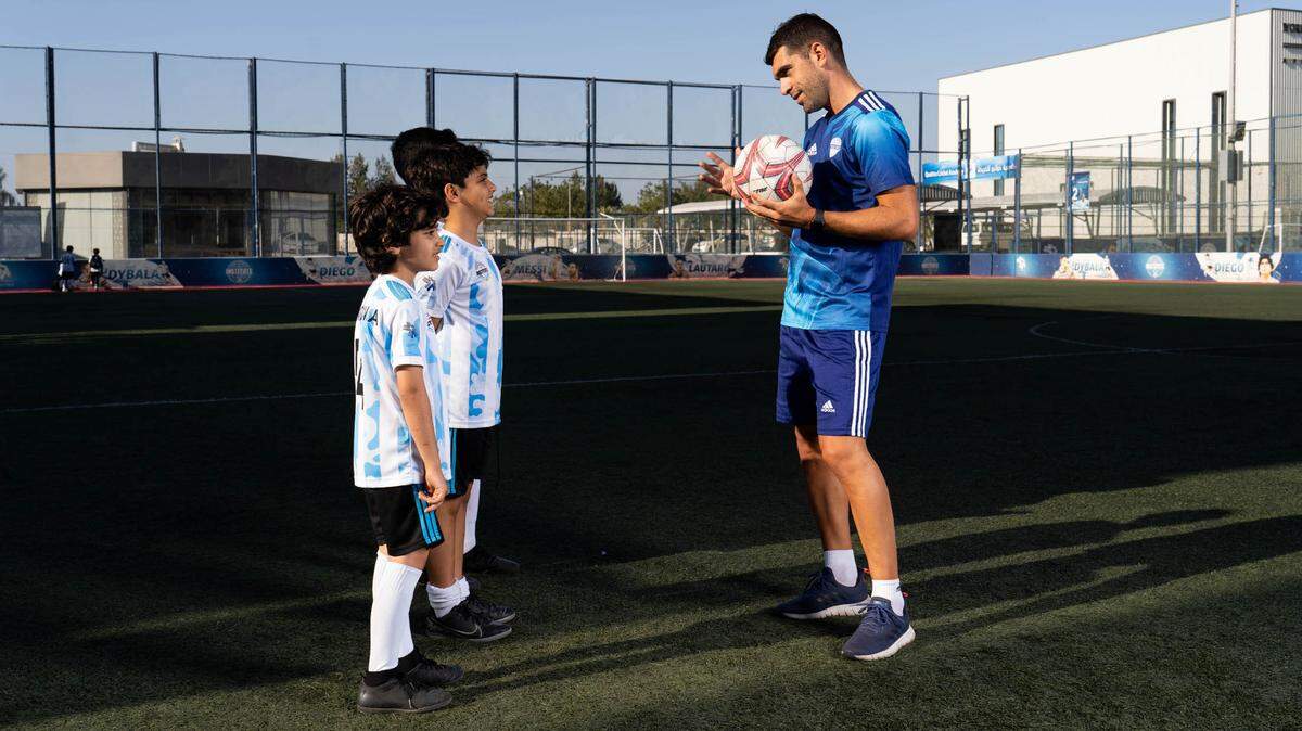 El master coach Marcelo Lamas comparte sus conocimientos con los niños en el proyecto AFA-FTI. .