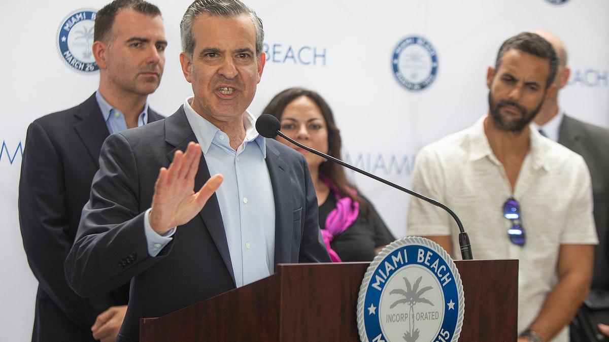 El alcalde de Miami Beach, Steven Meiner, habla durante una conferencia de prensa sobre la Operación Alivio del Calor el lunes 29 de julio de 2024 en el Ayuntamiento de Miami Beach.