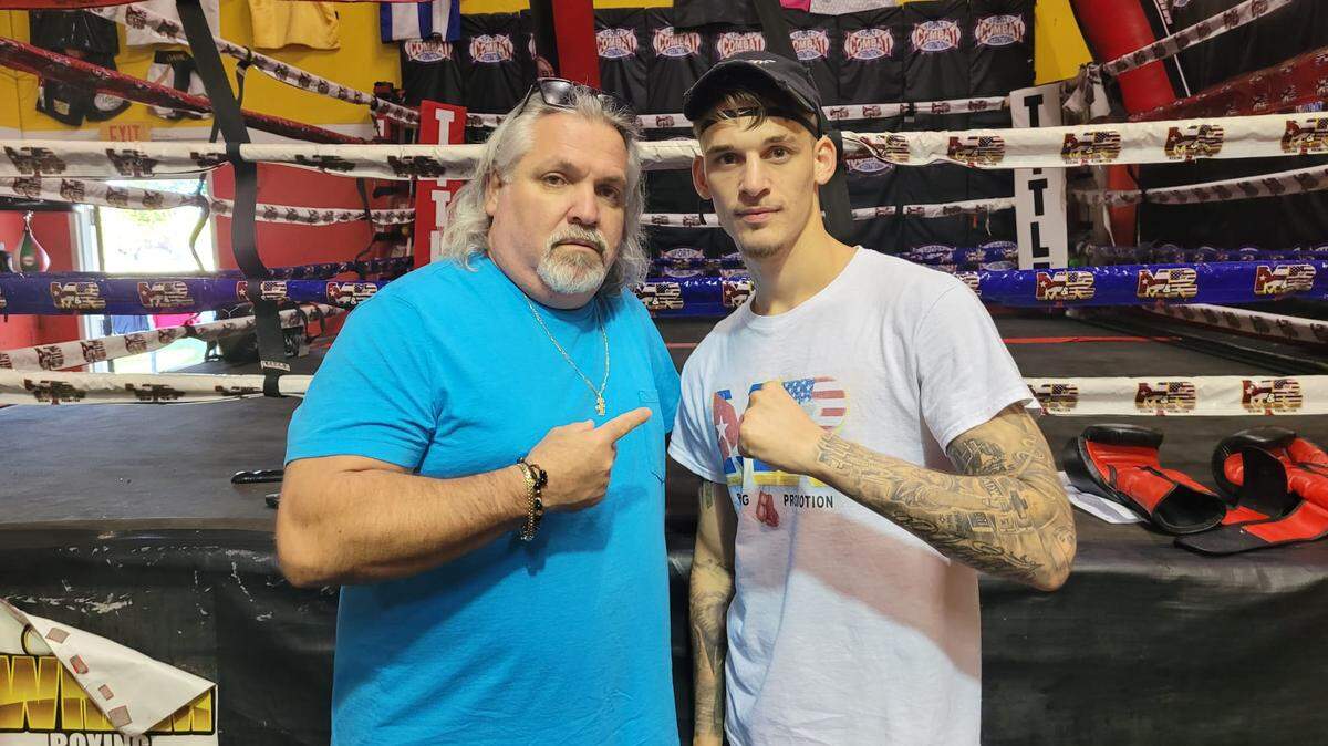 Narciso Carmona con su entrenador Osmiri Fernández en el gimnasio de M&R Boxing en Kendall.