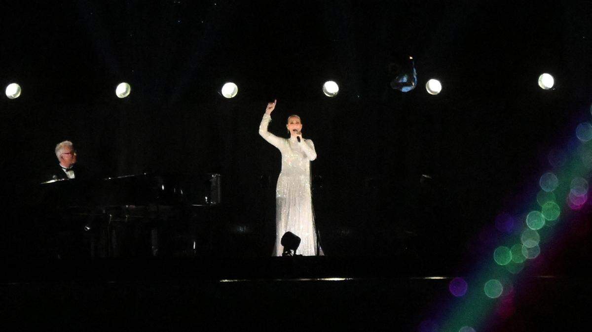 La cantante canadiense Celine Dion actúa en la Torre Eiffel en la pantalla durante la parte final de la ceremonia de apertura de los Juegos Olímpicos de París 2024, tomada desde la Place du Trocadero el 26 de julio de 2024.