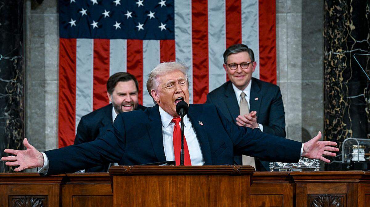  El presidente de Estados Unidos Donald Trump realizó este martes un discurso sobre el estado de la Unión de una hora y 47  minutos, el de más duración ante una sesión conjunta del Congreso en la historia del país.