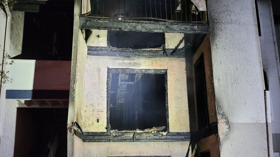 Dramático video de un policía escalando balcones para salvar a una niña de un incendio