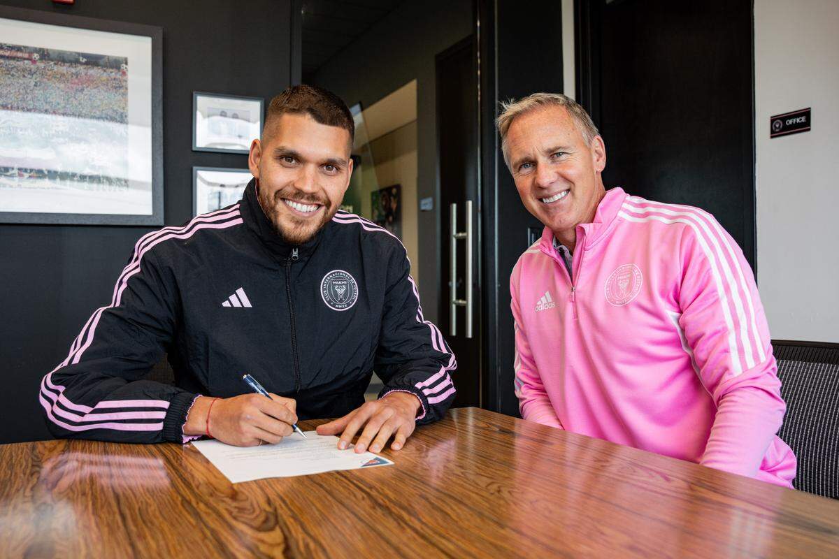 El defensa argentino Nicolás Freire plasma su firma con el Inter Miami delante del director deportivo del equipo, Chris Henderson, este martes 23 de enero de 2024 en las instalaciones del club en Fort Lauderdale.