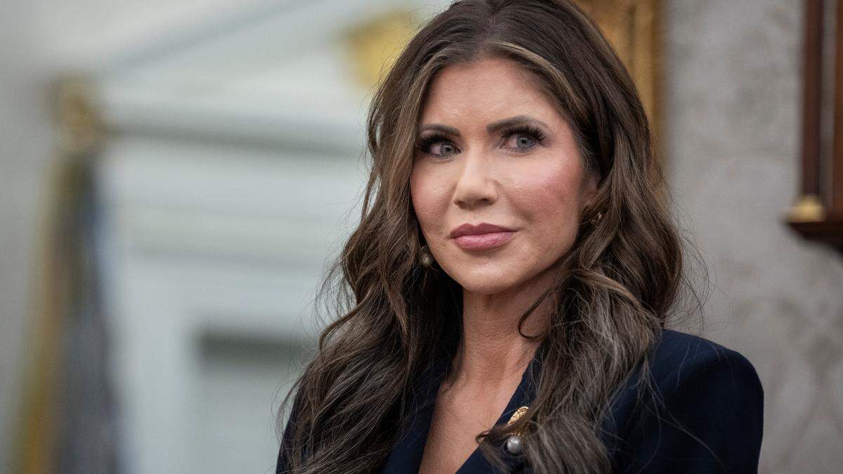 La secretaria de Seguridad Interior, Kristi Noem, escucha las preguntas de los periodistas durante una reunión con el presidente de Estados Unidos, Donald Trump, y el primer ministro de la República de El Salvador, Nayib Bukele, en el Despacho Oval de la Casa Blanca en Washington, DC, el lunes 14 de abril de 2025.