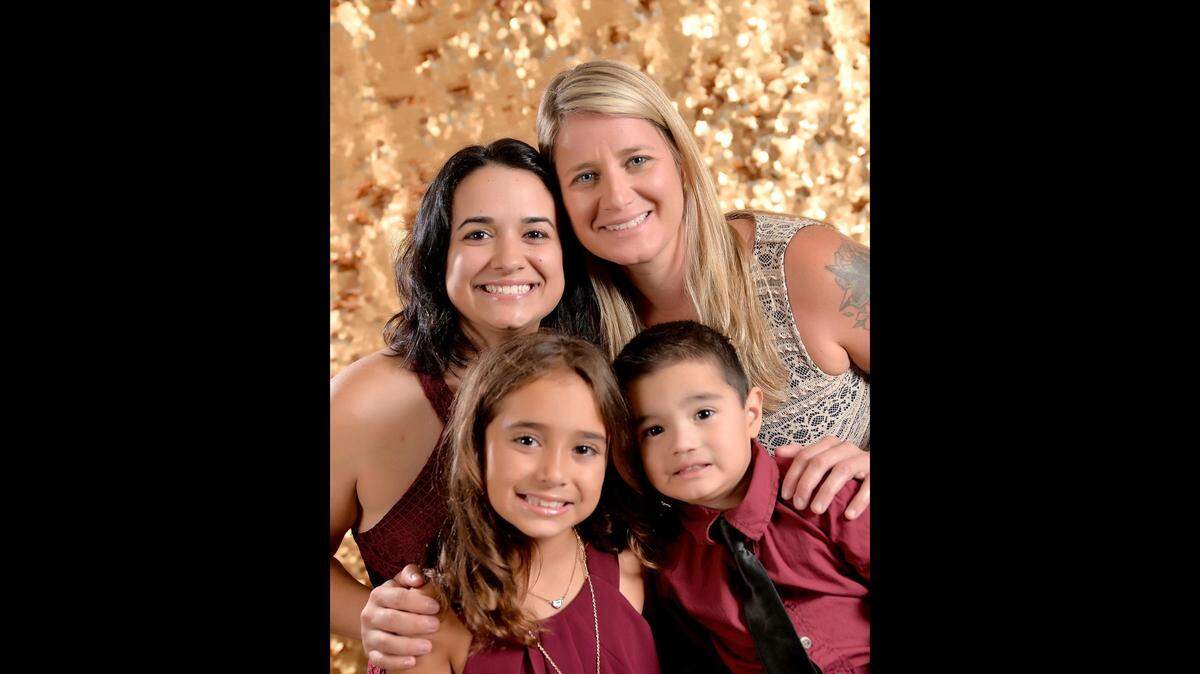 Geily Ward junto a su esposa e hijos.