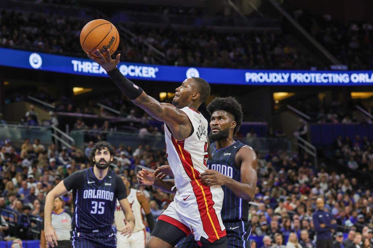 El jugador del Heat Terry Rozier (der.) tira al aro ante la marca de Jonathan Isaac, del Magic, en el partido celebrado el 26 de diciembre de 2024 en Orlando.