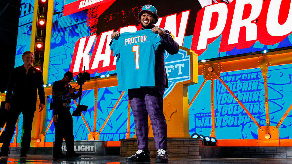 El tackle defensivo Kadyn Proctor posa tras ser seleccionado por los Dolphins de Miami en el puesto 12 de la primera ronda del draft de la NFL, celebrado el 23 de abril de 2026 en Pittsburgh. 