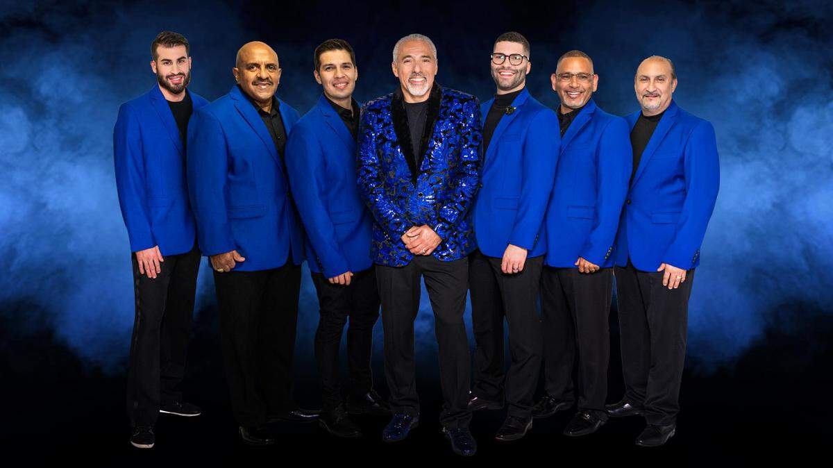 La Orchestra Fuego con su fundador y director al centro, el pianista, arreglista y director musical Marcus Hernández. 