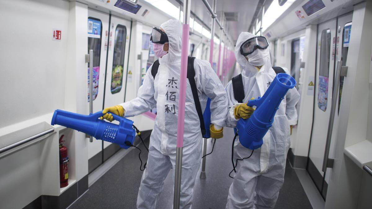 Dos trabajadores desinfectan el metro de Wuhan, China, el 23 de marzo de 2020.