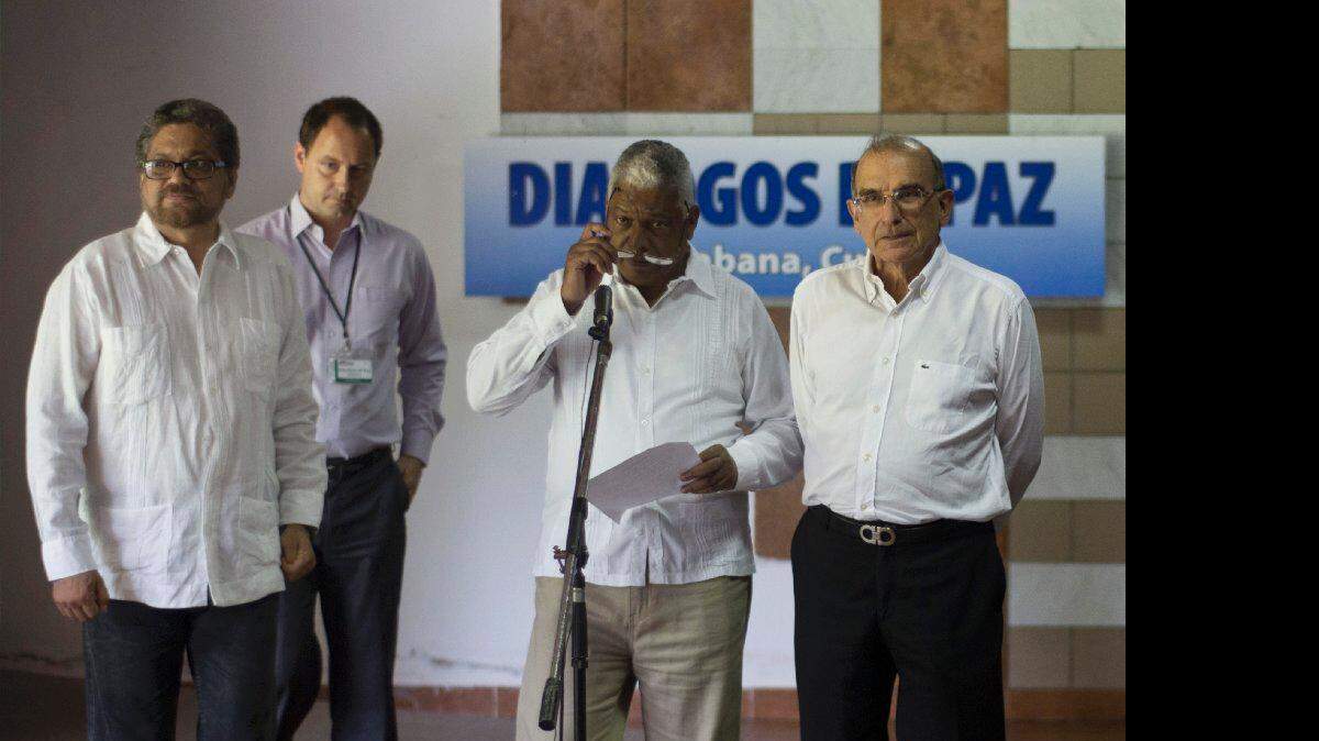 Iván Márquez, jefe negociador de las Fuerzas Armadas Revolucionarias de Colombia (FARC), a la izquierda, los observadores de Noruega Dag Nagoda, segundo desde la izquierda, y Cuba, José Luis Ponce, centro, y Humberto de la Calle, jefe del equipo de negociadores de paz del Gobierno de Colombia , dan una declaración conjunta durante las conversaciones de paz de Colombia en La Habana, Cuba, el miércoles, 3 de diciembre de 2014. La declaración conjunta anunció la reanudación de las conversaciones de paz para el 10 de diciembre.