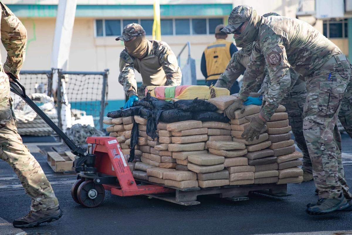 Guardacostas descargaron drogas por $69 millones en Port Everglades, Florida, el 4 de abril de 2023.