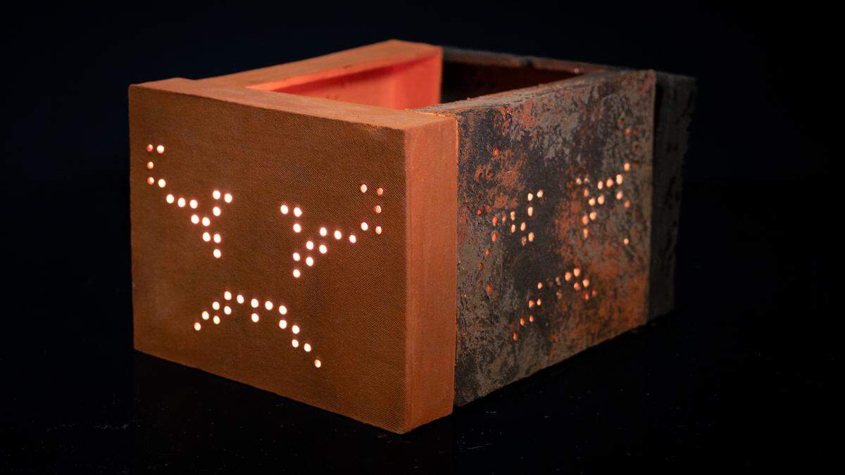 “Fenomenología,” 2025, de  Roxana Barba. Con este tipo de obras, la artista insiste en mostrar la continuidad de los flujos vitales, aun bajo la influencia de un desarrollo tecnológico asociado a lo futurista, desprendido de los “lastres” del pasado. 